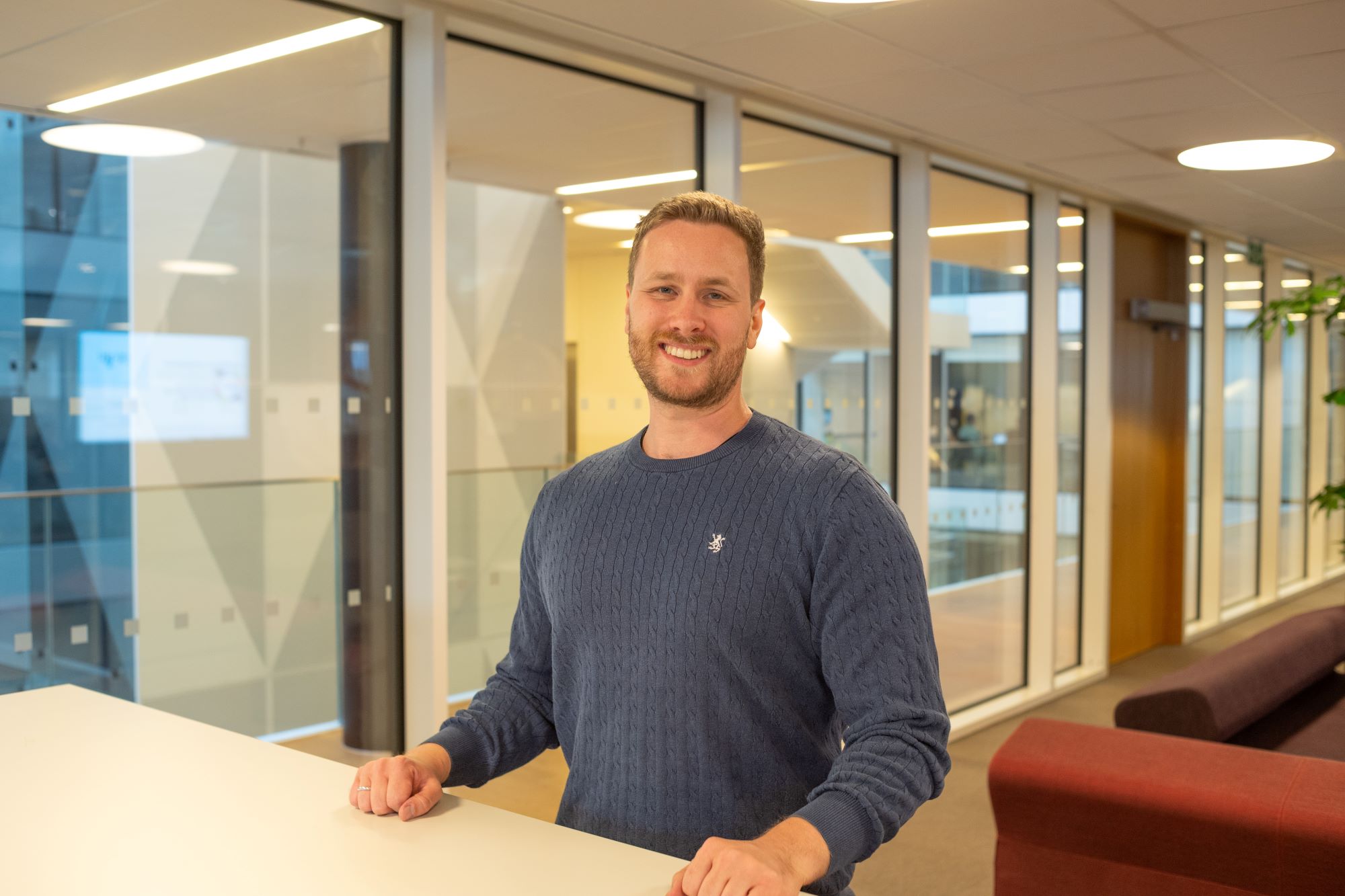 Portrett av pensjonsekspert Lars Martin i SPK ung mann i blå genser